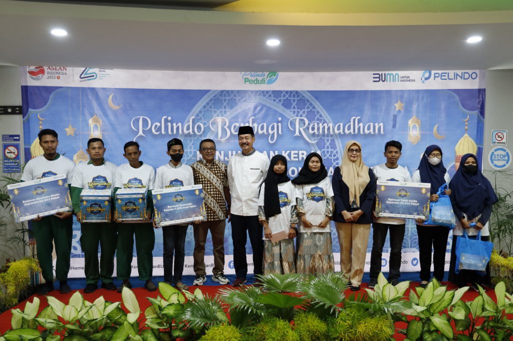 Pelindo Berbagi Ramadan Beri Santunan kepada Anak Yatim Piatu